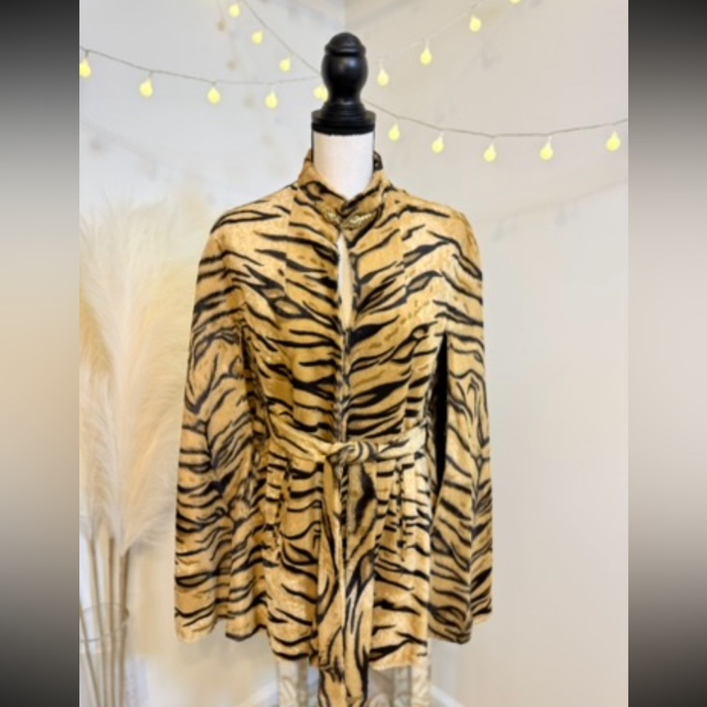 🌾 Vintage 1960’s Faux Tiger Print Cape with belt - Excellent Condition‎